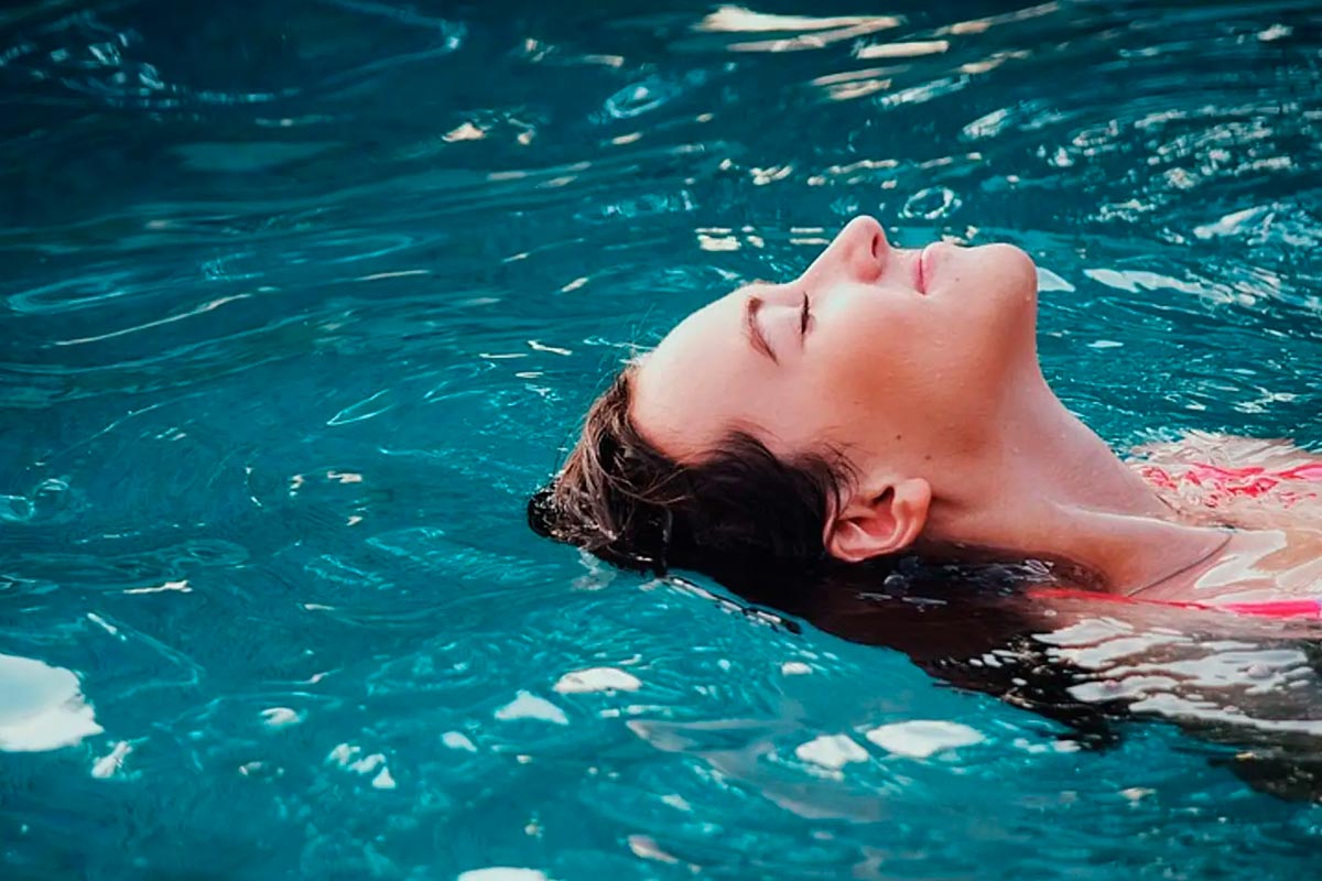 ¿Cuánto tiempo necesito esperar para poder bañarme en mi piscina tras haberle colocado quimicos?