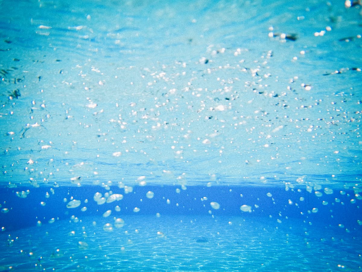 espuma en la piscina